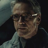 Jeremy Irons jako Alfred